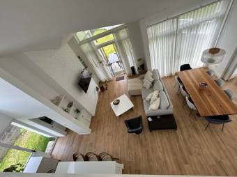 Se vende moderna casa con patio en condominio de Ulloa 25-154