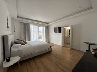 Se vende moderna casa con patio en condominio de Ulloa 25-154