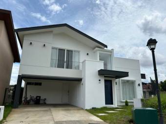 Se vende moderna casa con patio en condominio de Ulloa 25-154