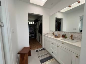 Se vende moderna casa con patio en condominio de Ulloa 25-154