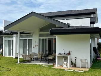 Se vende moderna casa con patio en condominio de Ulloa 25-154