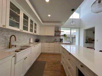 Se vende moderna casa con patio en condominio de Ulloa 25-154