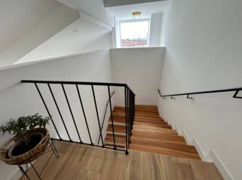 Se vende moderna casa con patio en condominio de Ulloa 25-154