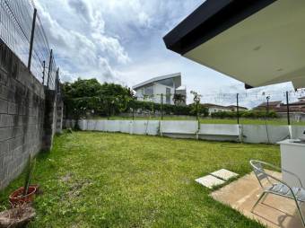 Se vende moderna casa con patio en condominio de Ulloa 25-154