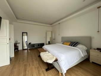 Se vende moderna casa con patio en condominio de Ulloa 25-154