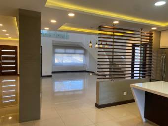 Se vende moderna casa con piscina en condominio de Ulloa 25-561 Se vende moderna casa con piscina en condominio de Ulloa 25-561