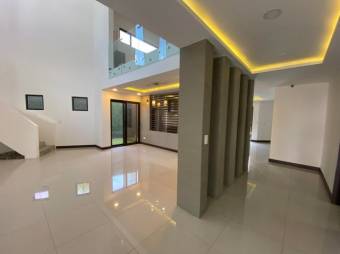 Se vende moderna casa con piscina en condominio de Ulloa 25-561 Se vende moderna casa con piscina en condominio de Ulloa 25-561