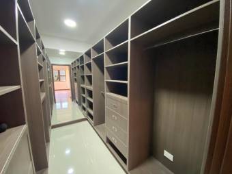 Se vende moderna casa con piscina en condominio de Ulloa 25-561 Se vende moderna casa con piscina en condominio de Ulloa 25-561