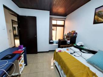 Se vende lujosa casa con uso de suelo mixto en Santo Tomas Heredia 25-1934