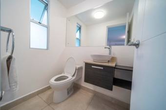 Se vende moderna casa con patio en Ciudad Colón 26-49