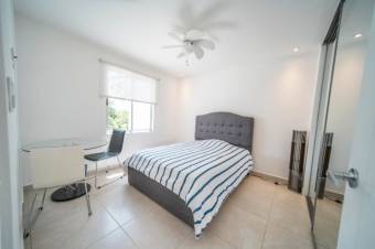 Se vende moderna casa con patio en Ciudad Colón 26-49