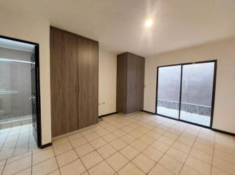 Se vende casa esquinera con patio en San Francisco Heredia 25-2038