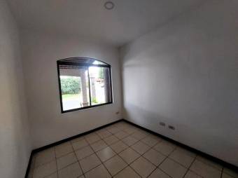 Se vende casa esquinera con patio en San Francisco Heredia 25-2038