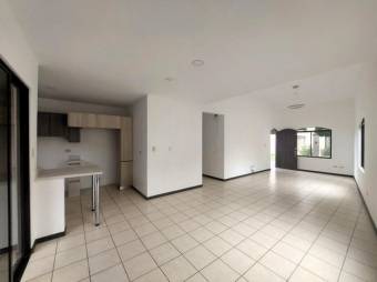 Se vende casa esquinera con patio en San Francisco Heredia 25-2038