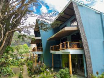 Se vende espaciosa propiedad con uso mixto en Angeles Heredia 25-1534