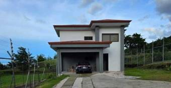 Se vende moderna casa con mas de 1,500m2 de lote en San Rafael Heredia 25-748