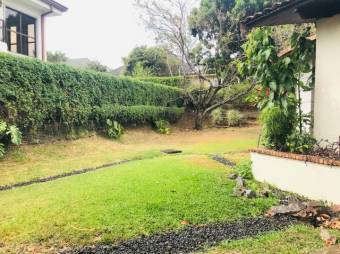 Se vende moderna casa con amplio lote en La Guácima Alajuela 25-821 Se vende moderna casa con amplio lote en La Guácima Alajuela 25-821