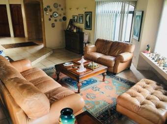 Se vende moderna casa con amplio lote en La Guácima Alajuela 25-821 Se vende moderna casa con amplio lote en La Guácima Alajuela 25-821