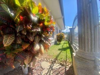 Se vende moderna casa con patio en Pavas San José 25-562