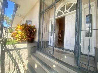 Se vende moderna casa con patio en Pavas San José 25-562