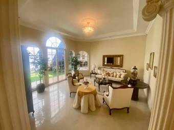 Se vende moderna casa con patio en Pavas San José 25-562