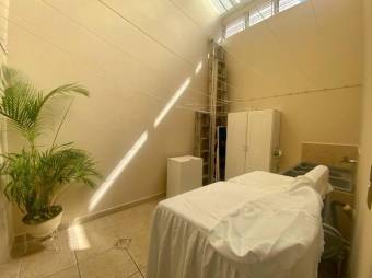 Se vende moderna casa con patio en Pavas San José 25-562