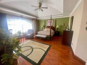 Se vende moderna casa con patio en Pavas San José 25-562