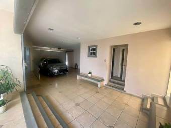 Se vende moderna casa con patio en Pavas San José 25-562