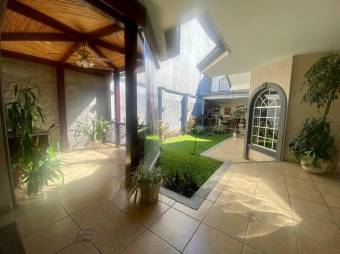 Se vende moderna casa con patio en Pavas San José 25-562