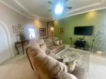 Se vende moderna casa con patio en Pavas San José 25-562