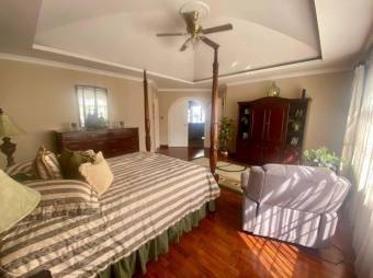 Se vende moderna casa con patio en Pavas San José 25-562