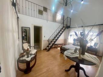 Se vende moderna casa con patio en Pavas San José 25-562