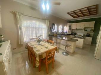 Se vende moderna casa con patio en Pavas San José 25-562