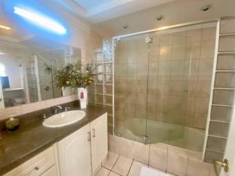 Se vende moderna casa con patio en Pavas San José 25-562