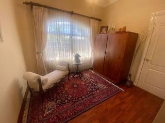 Se vende moderna casa con patio en Pavas San José 25-562