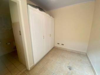 Se vende moderna casa con patio en Pavas San José 25-562