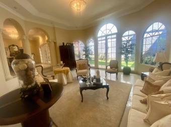 Se vende moderna casa con patio en Pavas San José 25-562