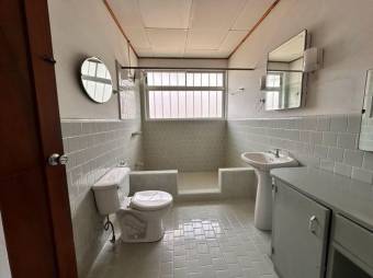 Se vende espaciosa casa con lote de 846m2 en San Pedro San José 25-1724