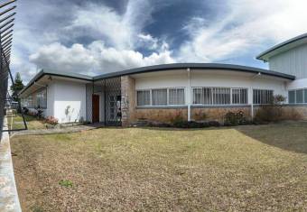 Se vende espaciosa casa con lote de 846m2 en San Pedro San José 25-1724