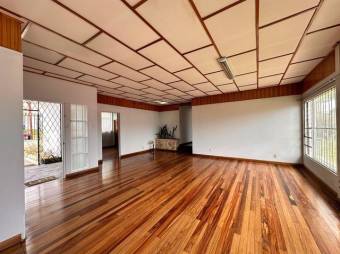 Se vende espaciosa casa con lote de 846m2 en San Pedro San José 25-1724