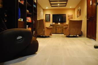 Se vende espaciosa casa con patio en Santo Domingo Heredia 23-288