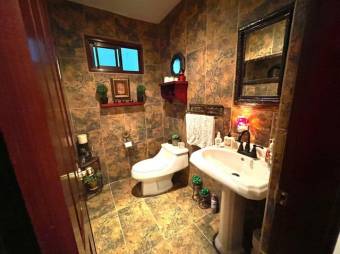 Se vende espaciosa casa con patio en Santo Domingo Heredia 23-288