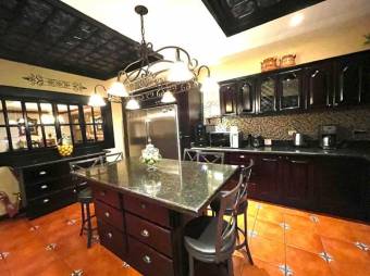 Se vende espaciosa casa con patio en Santo Domingo Heredia 23-288