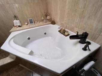 Se vende espaciosa casa con patio en Santo Domingo Heredia 23-288