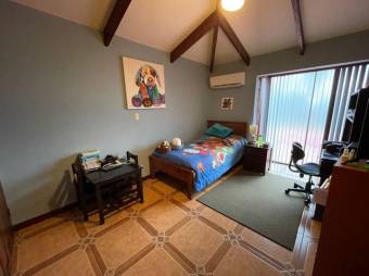 Se vende espaciosa casa con patio en Santo Domingo Heredia 23-288