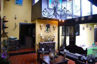 Se vende espaciosa casa con patio en Santo Domingo Heredia 23-288