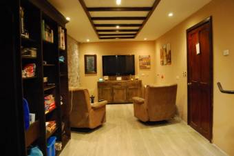 Se vende espaciosa casa con patio en Santo Domingo Heredia 23-288