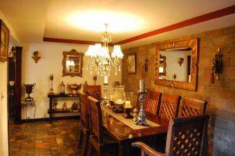 Se vende espaciosa casa con patio en Santo Domingo Heredia 23-288