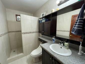 Se vende espaciosa casa con patio en Santo Domingo Heredia 23-288