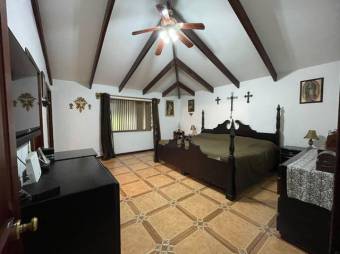 Se vende espaciosa casa con patio en Santo Domingo Heredia 23-288